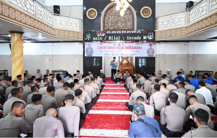Personel Polda Jambi mengikuti zikir dan doa bersama yang dipimpin Wakapolda Jambi Brigjen Pol M. Mustaqim di Masjid Al-Ikhlas, Mapolda Jambi, Kamis (19/6/2025). (Dok. Nahar)