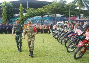 Gubernur Al Haris bersama Danrem 042/Gapu Brigjen TNI Heri Purwanto dan jajaran meninjau kesiapan personel dan peralatan dalam Apel Kesiapsiagaan Karhutla 2025 di Lapangan Korem 042/Gapu, Jambi, Rabu (19/6/2025). (Dok. Penrem 042/Gapu)