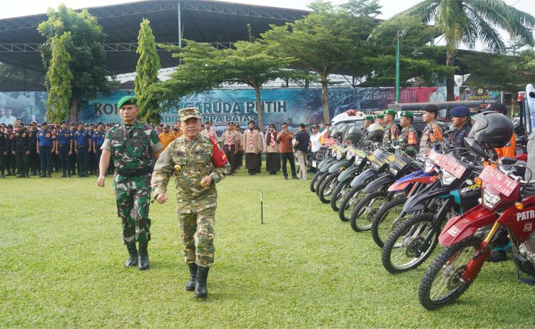 Gubernur Al Haris bersama Danrem 042/Gapu Brigjen TNI Heri Purwanto dan jajaran meninjau kesiapan personel dan peralatan dalam Apel Kesiapsiagaan Karhutla 2025 di Lapangan Korem 042/Gapu, Jambi, Rabu (19/6/2025). (Dok. Penrem 042/Gapu)