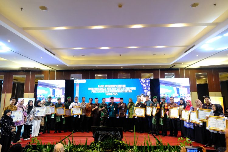 Wakil Gubernur Jambi, Abdullah Sani, bersama Kepala BKKBN dan para pemangku kepentingan berfoto bersama usai pembukaan Rakor Program Bangga Kencana dan Percepatan Penurunan Stunting Tahun 2025 di Hotel Aston Jambi, Kamis (19/6/2025). (Dok. Yola)