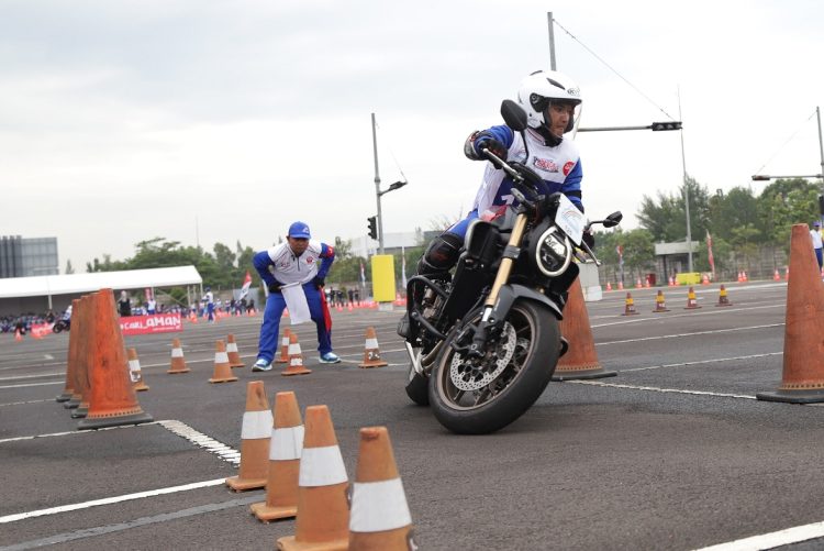 Aksi para peserta The 16th Astra Honda Safety Riding Instructor Competition 2025 yang digelar di Astra Honda Motor Safety Riding Park di Deltamas (18/6). Dok. Sinsen)