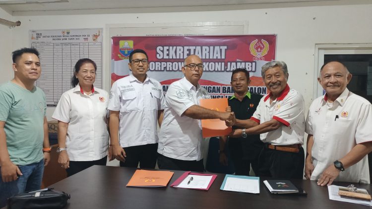Ketua Pengprov Cabor Tinju Jambi, Beny Hasurungan Pane (keempat dari kanan), mewakili Zuwanda saat mengambil formulir pendaftaran bakal calon Ketua KONI Jambi periode 2025–2029 di Sekretariat TPP KONI Jambi, Kamis (19/6/2025). (Dok. Daus)