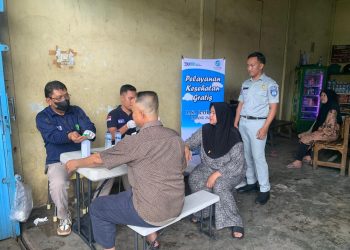 Petugas medis melakukan pemeriksaan kesehatan kepada pengemudi angkutan umum dalam program Pelayanan Kesehatan Gratis yang digelar PT Jasa Raharja Cabang Jambi di salah satu pool bus, April 2025. (Foto: Dok. Daus)