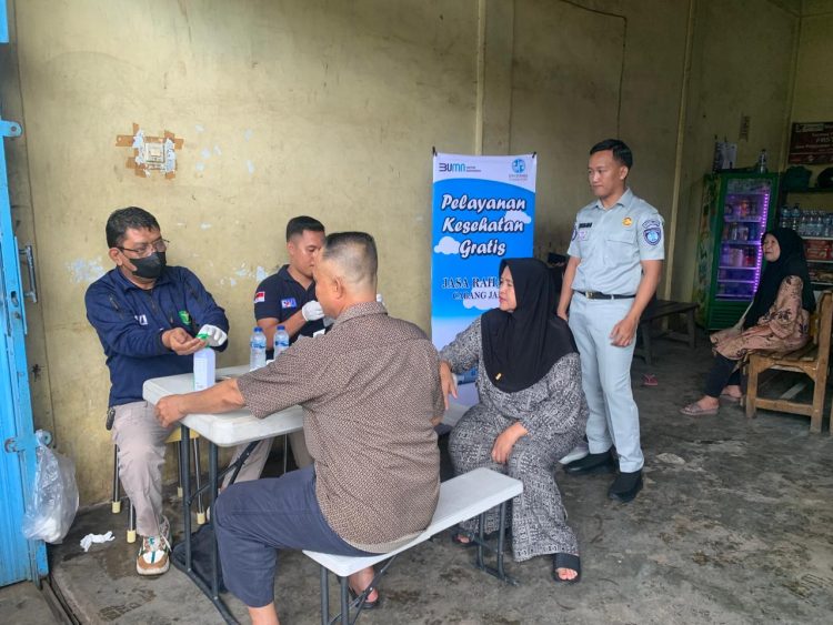Petugas medis melakukan pemeriksaan kesehatan kepada pengemudi angkutan umum dalam program Pelayanan Kesehatan Gratis yang digelar PT Jasa Raharja Cabang Jambi di salah satu pool bus, April 2025. (Foto: Dok. Daus)
