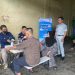 Petugas medis melakukan pemeriksaan kesehatan kepada pengemudi angkutan umum dalam program Pelayanan Kesehatan Gratis yang digelar PT Jasa Raharja Cabang Jambi di salah satu pool bus, April 2025. (Foto: Dok. Daus)