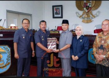 Bupati Kerinci Monadi menyerahkan dokumen KUA-PPAS Perubahan APBD 2025 kepada pimpinan DPRD Kerinci dalam rapat paripurna yang digelar di ruang sidang utama, Kamis (19/6/2025). (Foto:Diko-Yola)