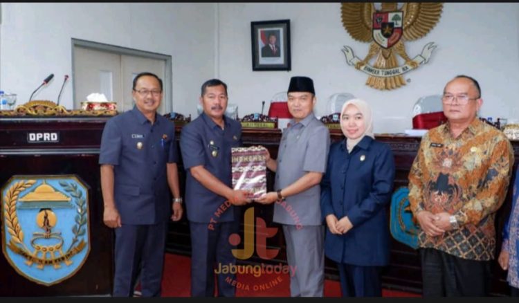 Bupati Kerinci Monadi menyerahkan dokumen KUA-PPAS Perubahan APBD 2025 kepada pimpinan DPRD Kerinci dalam rapat paripurna yang digelar di ruang sidang utama, Kamis (19/6/2025). (Foto:Diko-Yola)
