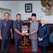 Bupati Kerinci Monadi menyerahkan dokumen KUA-PPAS Perubahan APBD 2025 kepada pimpinan DPRD Kerinci dalam rapat paripurna yang digelar di ruang sidang utama, Kamis (19/6/2025). (Foto:Diko-Yola)
