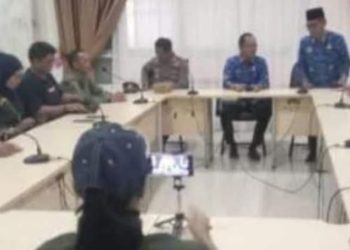 Wakil Bupati Kerinci H. Murison bersama jajaran pemerintah daerah dan pengurus Aliansi Wartawan Siber Indonesia (AWSI) saat menerima kunjungan kerja di Aula Kantor Bupati, Selasa (17/6/2025). (Foto: Kominfo)