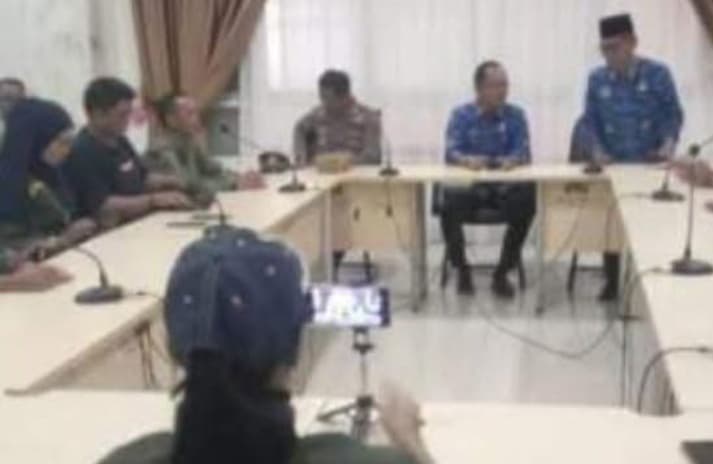 Wakil Bupati Kerinci H. Murison bersama jajaran pemerintah daerah dan pengurus Aliansi Wartawan Siber Indonesia (AWSI) saat menerima kunjungan kerja di Aula Kantor Bupati, Selasa (17/6/2025). (Foto: Kominfo)