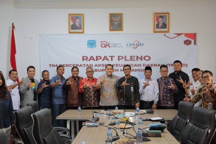 Kepala OJK Provinsi Jambi Yan Iswara Rosya (tengah) bersama Bupati Merangin H. M. Syukur dan peserta rapat pleno Tim Percepatan Akses Keuangan Daerah (TPAKD) Kabupaten Merangin, Rabu (18/6/2025). (Dok. Humas OJK Jambi)