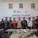 Kepala OJK Provinsi Jambi Yan Iswara Rosya (tengah) bersama Bupati Merangin H. M. Syukur dan peserta rapat pleno Tim Percepatan Akses Keuangan Daerah (TPAKD) Kabupaten Merangin, Rabu (18/6/2025). (Dok. Humas OJK Jambi)