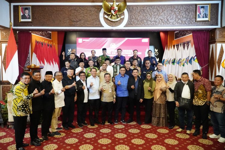 Gubernur Jambi Al Haris bersama Ketua Komisi XII DPR RI Bambang Patijaya dan jajaran anggota DPR RI saat kunjungan kerja dalam rangka Reses Masa Persidangan III Tahun 2024–2025 di Rumah Dinas Gubernur Jambi, Kamis (19/6/2025). (Dok. Ertit - Kominfo)