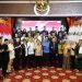 Gubernur Jambi Al Haris bersama Ketua Komisi XII DPR RI Bambang Patijaya dan jajaran anggota DPR RI saat kunjungan kerja dalam rangka Reses Masa Persidangan III Tahun 2024–2025 di Rumah Dinas Gubernur Jambi, Kamis (19/6/2025). (Dok. Ertit - Kominfo)