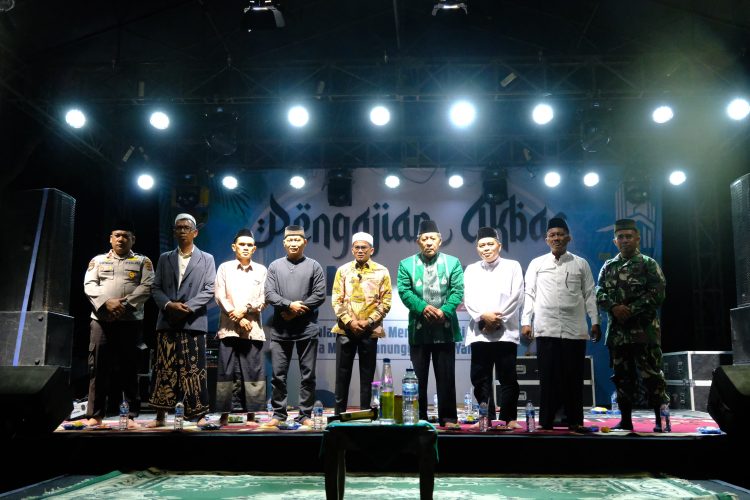 Wakil Gubernur Jambi Abdullah Sani bersama tokoh masyarakat, alim ulama, aparat TNI-Polri, dan Ustaz Ucay saat peringatan HUT ke-32 Desa Marga Manunggal Jaya, Kecamatan Sungai Bahar, Muaro Jambi, Kamis malam (19/6/2025). (Dok. Setiadi - Kominfo)