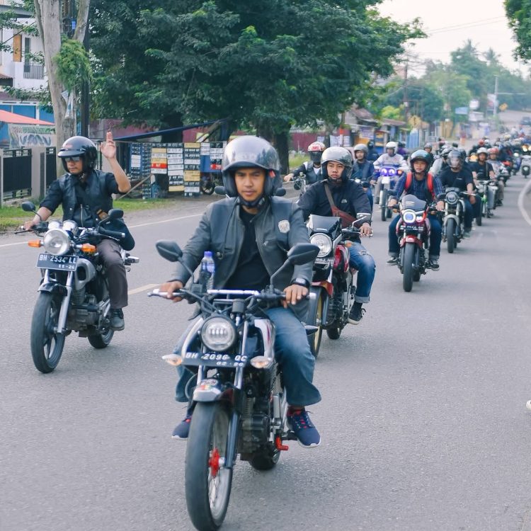Anggota komunitas Jambi Ethnic Tiger (JET) menggelar konvoi "rolling city" dalam rangka merayakan 20 tahun eksistensi JET di Jambi, Jumat (20/06/2025). (dok. JET)