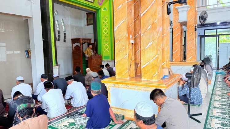Bidpropam Polda Jambi melaksanakan kegiatan Sholat Jumat Keliling dan Bakti Religi di Masjid Darul Hikmah, Talang Bakung, Kota Jambi, Jumat (20/6/2025)(Foto: Nahar)