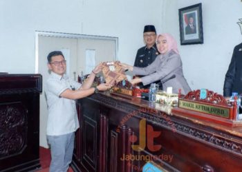 Wakil Ketua DPRD Kabupaten Kerinci menyerahkan dokumen tanggapan pemerintah kepada perwakilan eksekutif dalam Rapat Paripurna DPRD Kerinci, Jumat (21/6/2025). (Dok. Yola- Diko)