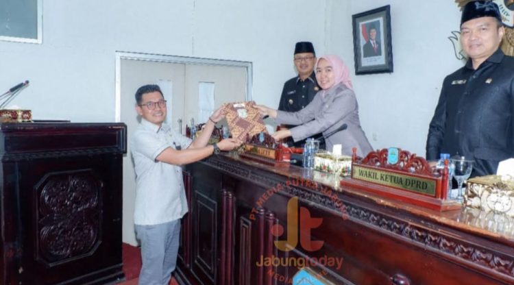Wakil Ketua DPRD Kabupaten Kerinci menyerahkan dokumen tanggapan pemerintah kepada perwakilan eksekutif dalam Rapat Paripurna DPRD Kerinci, Jumat (21/6/2025). (Dok. Yola- Diko)