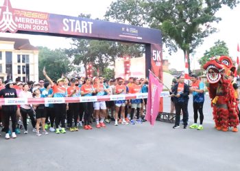 Peserta Fun Run Road to Presisi Merdeka Run 2025 berfoto bersama di garis start sebelum memulai rute sejauh 5 kilometer di Lapangan Hitam Polda Jambi, Sabtu (21/6/2025). (Dok. Nahar)