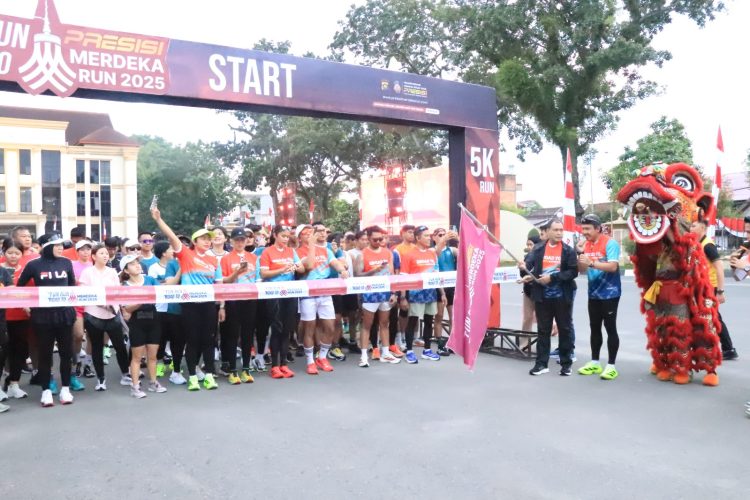 Peserta Fun Run Road to Presisi Merdeka Run 2025 berfoto bersama di garis start sebelum memulai rute sejauh 5 kilometer di Lapangan Hitam Polda Jambi, Sabtu (21/6/2025). (Dok. Nahar)