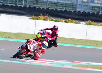 Pebalap AHRT Herjun Atna Firdaus (nomor 46) memimpin di tikungan saat sesi latihan bebas Mandalika Racing Series 2025 di Pertamina Mandalika International Circuit, Lombok, Jumat (20/6/2025). (Dok. Sinsen)