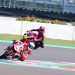 Pebalap AHRT Herjun Atna Firdaus (nomor 46) memimpin di tikungan saat sesi latihan bebas Mandalika Racing Series 2025 di Pertamina Mandalika International Circuit, Lombok, Jumat (20/6/2025). (Dok. Sinsen)