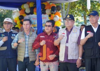 Sekda Kerinci, Zainal Efendi, bersama tokoh-tokoh perantau Kerukunan Keluarga Minang Kerinci Jakarta dan sekitarnya saat membuka kegiatan sunatan massal ke-12 di Puskesmas Siulak Mukai, Sabtu (21/6/2025). (Dok.Yola - Diko)