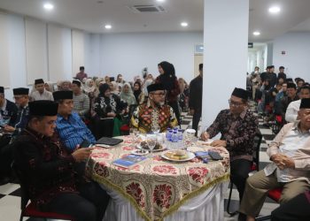 Para tokoh dan alumni Pondok Pesantren As’ad mengikuti Musyawarah Besar IKAPPA dan Bedah Buku HBA Berselancar di Dunia Impian di Hotel Sutha Inn, Telanaipura, Jambi, Sabtu (21/6/2025) malam. (Foto: Agus Supriyanto/Diskominfo Provinsi Jambi)