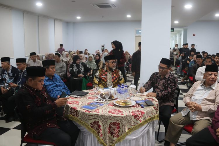 Para tokoh dan alumni Pondok Pesantren As’ad mengikuti Musyawarah Besar IKAPPA dan Bedah Buku HBA Berselancar di Dunia Impian di Hotel Sutha Inn, Telanaipura, Jambi, Sabtu (21/6/2025) malam. (Foto: Agus Supriyanto/Diskominfo Provinsi Jambi)