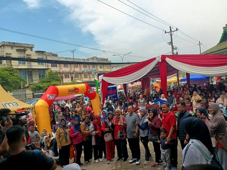 Wali Kota Jambi Maulana, Anggota DPR RI Rocky Candra, Rektor UMJ Hendra Kurniawan, dan jajaran pimpinan universitas berfoto bersama peserta usai pelepasan kegiatan "Jalan Sehat Bahagia" dalam rangka Milad ke-6 Universitas Muhammadiyah Jambi, Minggu (22/6/2025). (Dok. Daus)