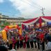 Wali Kota Jambi Maulana, Anggota DPR RI Rocky Candra, Rektor UMJ Hendra Kurniawan, dan jajaran pimpinan universitas berfoto bersama peserta usai pelepasan kegiatan "Jalan Sehat Bahagia" dalam rangka Milad ke-6 Universitas Muhammadiyah Jambi, Minggu (22/6/2025). (Dok. Daus)