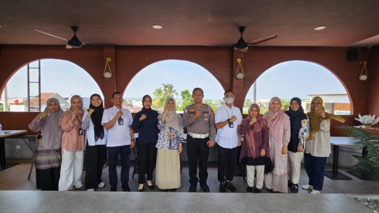 Perwakilan Jasa Raharja Jambi, BPJS Kesehatan, dan Satlantas Polresta Jambi berfoto bersama usai pelaksanaan Forum Komunikasi Lalu Lintas di Kecamatan Jelutung, Kota Jambi, Senin (23/6/2025). (Dok. Stepanus)
