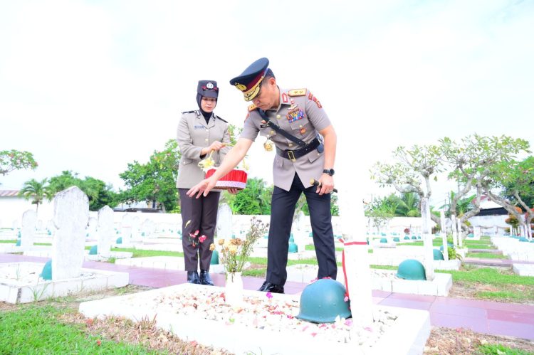 Kapolda Jambi Irjen Pol Krisno H Siregar menaburkan bunga di pusara pahlawan saat ziarah nasional di TMP Satria Bhakti, Senin (23/6/2025), (Dok. Humas Polda Jambi)