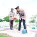 Kapolda Jambi Irjen Pol Krisno H Siregar menaburkan bunga di pusara pahlawan saat ziarah nasional di TMP Satria Bhakti, Senin (23/6/2025), (Dok. Humas Polda Jambi)