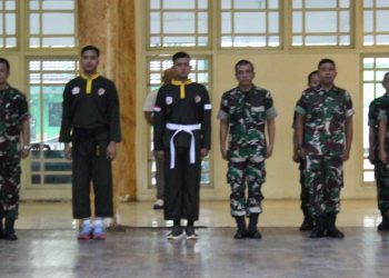 Kasrem 042/Gapu Kolonel Inf Eddy Basuki bersama peserta dan pelatih dalam pembukaan Latihan Kader Pelatih Pencak Silat Militer Tahun 2025 di Aula Balai Prajurit Korem 042/Gapu, Kota Jambi, Senin (23/6/2025). (Dok. Penrem 043/Gapu)