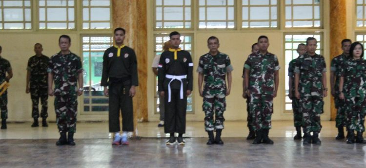 Kasrem 042/Gapu Kolonel Inf Eddy Basuki bersama peserta dan pelatih dalam pembukaan Latihan Kader Pelatih Pencak Silat Militer Tahun 2025 di Aula Balai Prajurit Korem 042/Gapu, Kota Jambi, Senin (23/6/2025). (Dok. Penrem 043/Gapu)