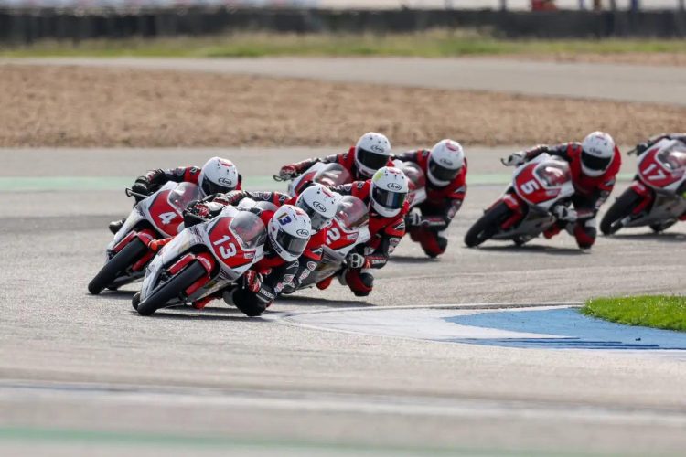 Para pebalap muda Astra Honda Motor menunjukkan aksi kompetitif saat berlaga di lintasan, (Dok. Sinsen)