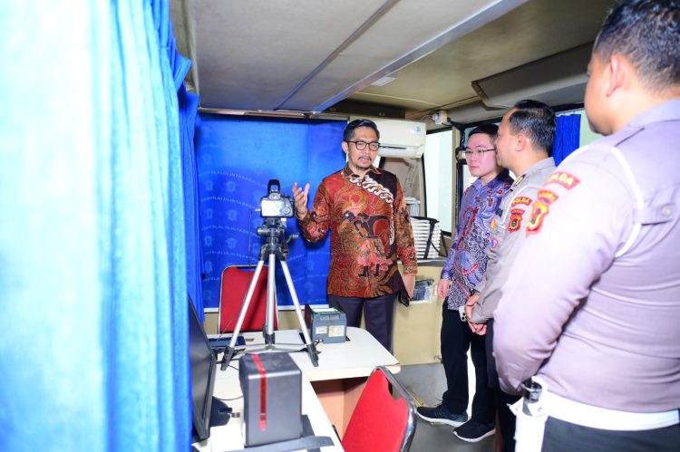 Kapolda Jambi saat menerima kunjungan kerja dari Komisi Kepolisian Nasional (Kompolnas) di polda jambi. Senin, (23/06/2025). (dok.humas polda jambi)