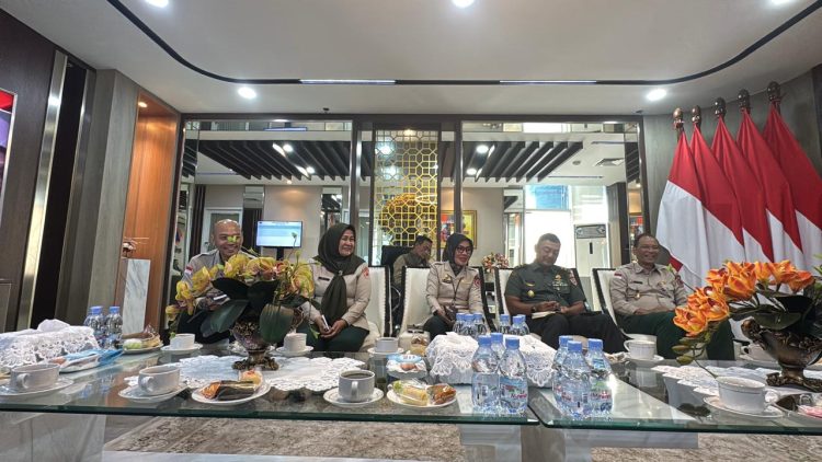 Gubernur Jambi Al Haris bersama Danrem 042/Gapu Brigjen TNI Heri Purwanto dan jajaran saat audiensi dengan Kepala BNPB Letjen TNI Suharyanto di Gedung Graha BNPB, Jakarta, Senin (23/6/2025) (Dok. Erit- Kominfo)