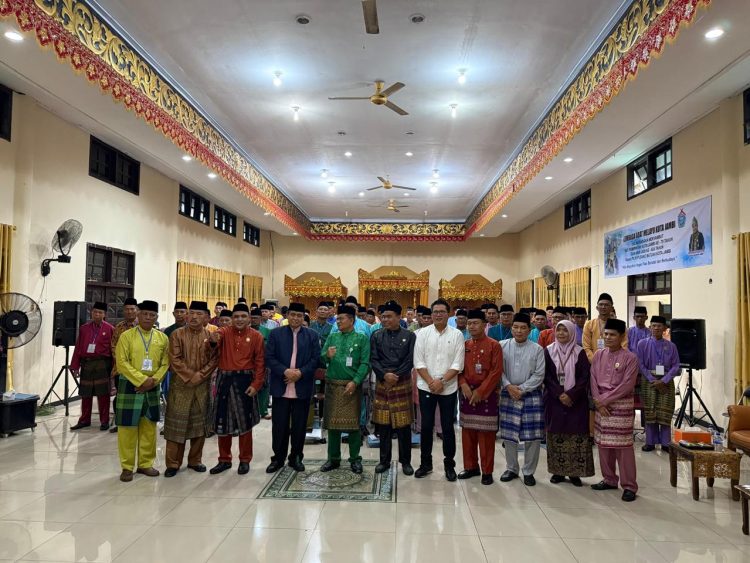 Peserta Bimtek dari unsur Lembaga Adat Kota Jambi berfoto bersama Wali Kota Jambi, Kepala BPJS Ketenagakerjaan Cabang Jambi (23/6/2025). (Dok. Humas Daus)