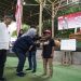 Seorang peserta School Camp 2025 menerima pin duta budaya dari perwakilan AHM dalam rangkaian kegiatan pelestarian angklung di Saung Angklung Udjo, Bandung, Jumat (21/6/2025). (Dok. Sisnen)