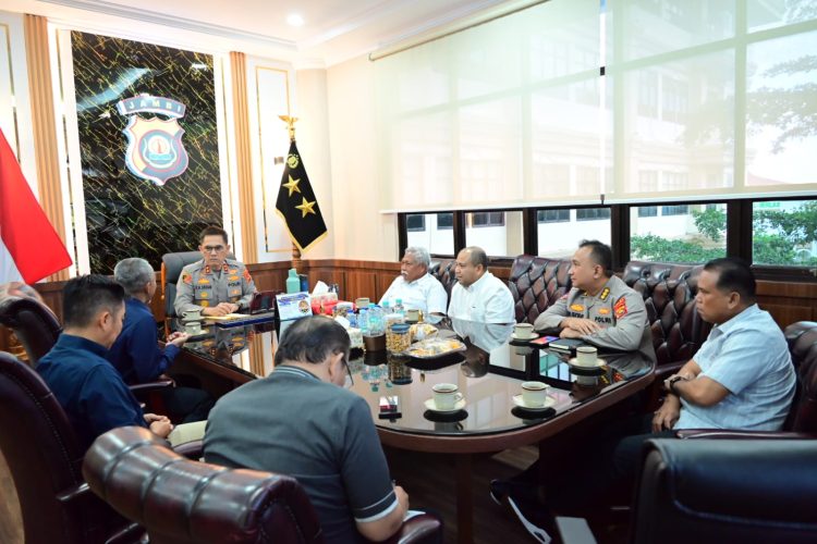 Kapolda Jambi Irjen Pol Krisno H. Siregar menerima audiensi jajaran manajemen PTPN IV Regional 4 Jambi di ruang kerjanya, Selasa (24/6/2025). (Dok. Humas Polda Jambi)
