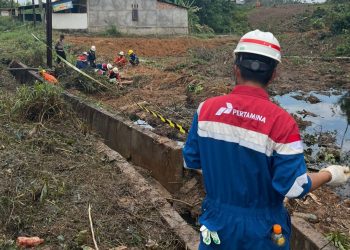 Petugas Pertamina EP Jambi Field melakukan pembersihan minyak mentah yang bocor di KM 14, Desa Pondok Meja, Kecamatan Mestong, Muaro Jambi, Selasa (24/6/2025). (Dok. Humas Pertamina EP)