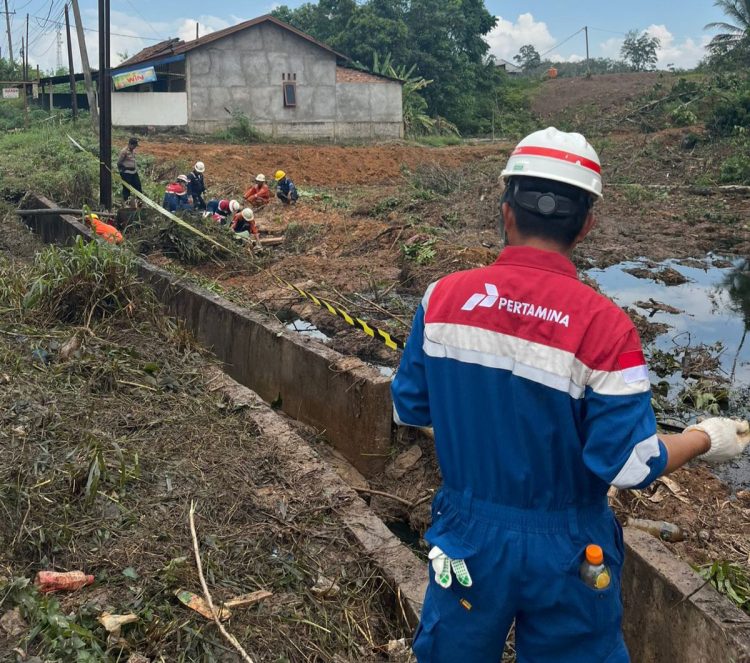 Petugas Pertamina EP Jambi Field melakukan pembersihan minyak mentah yang bocor di KM 14, Desa Pondok Meja, Kecamatan Mestong, Muaro Jambi, Selasa (24/6/2025). (Dok. Humas Pertamina EP)