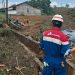 Petugas Pertamina EP Jambi Field melakukan pembersihan minyak mentah yang bocor di KM 14, Desa Pondok Meja, Kecamatan Mestong, Muaro Jambi, Selasa (24/6/2025). (Dok. Humas Pertamina EP)