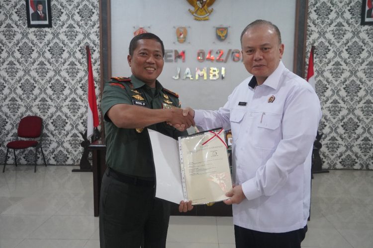 Danrem 042/Gapu Brigjen TNI Heri Purwanto menerima sertifikat tanah Kompi Bantuan Yonif 142/KJ dari Kepala Kantor Wilayah BPN Provinsi Jambi, Humaidi A.Ptnh., M.M, dalam acara penyerahan sertifikat aset negara di Makorem 042/Gapu, Jambi. (Dok.Penrem 042/Gapu)