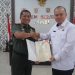 Danrem 042/Gapu Brigjen TNI Heri Purwanto menerima sertifikat tanah Kompi Bantuan Yonif 142/KJ dari Kepala Kantor Wilayah BPN Provinsi Jambi, Humaidi A.Ptnh., M.M, dalam acara penyerahan sertifikat aset negara di Makorem 042/Gapu, Jambi. (Dok.Penrem 042/Gapu)