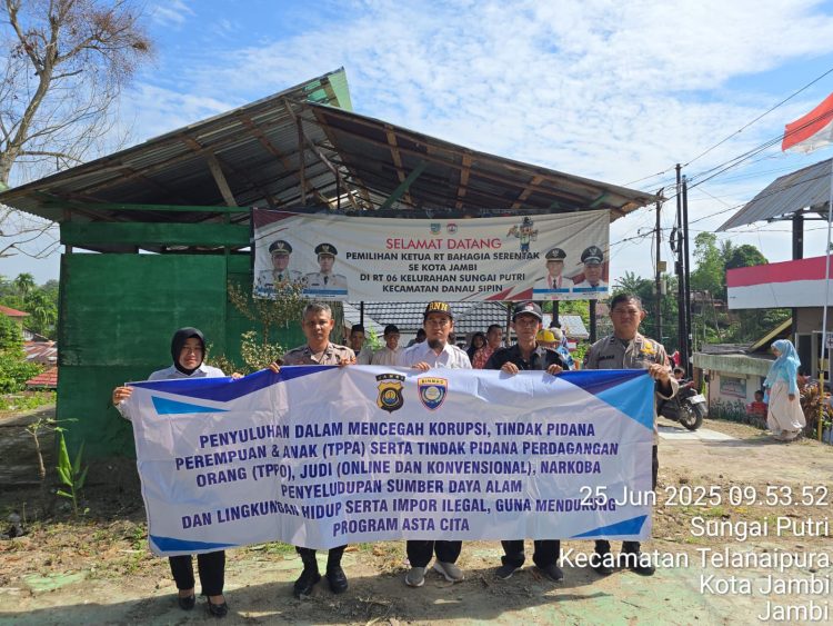 Kasubdit Bintibsos Ditbinmas Polda Jambi, AKBP Dr. Dadang Djoko Karyanto, M.H., M.Pd. bersama warga RT 06 Sungai Putri, Kecamatan Danau Sipin, Kota Jambi, menggelar penyuluhan cegah narkoba, TPPO, korupsi, dan judi online, Rabu (25/6/2025). (Dok. Daus)