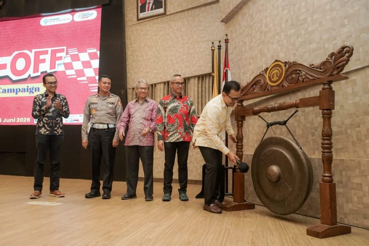 Ketua Yayasan AHM Ahmad Muhibbuddin secara simbolis membuka ajang Safety Riding Short Movie Contest (SMC) 2025 di Universitas Indonesia, Depok, Jawa Barat, Rabu (24/6/2025). (dok, Sisnen)